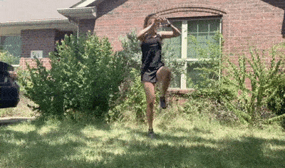 female demonstrating high knee pushes